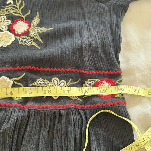 Chic Black Mini Dress with Sleek Silhouette - Picture 7 of 9